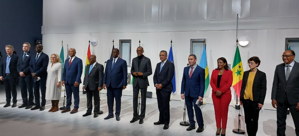 Prof. Özlem Türeci (2nd from right) and Prof. Ugur Sahin (4th from right) with representatives of African countries, WHO and German Federal Minister Svenja Schulze