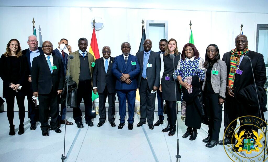 Ghana's President (6th from left) with representatives of the Ghanaian Vaccine Manufacturing Committee, the manufacturing consortium DEK, the Head of the Ghanaian Food and Drug Authority, representatives of GIZ and PTB