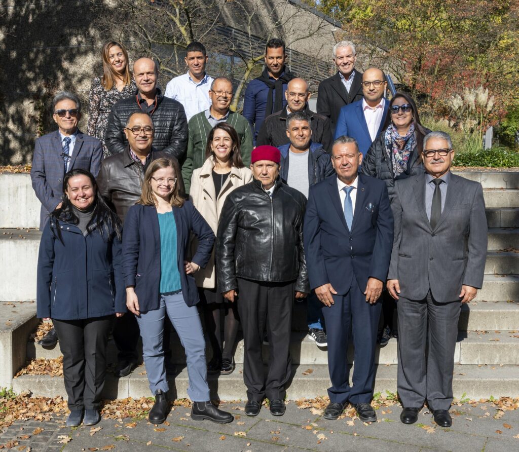 Eine Gruppe von Menschen steht auf einer Treppe und posiert für ein Gruppenfoto.